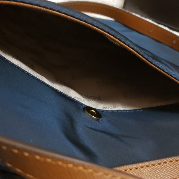 Michael Kors Jet Set Nylon Flat Crossbody - Picture 6 of 8